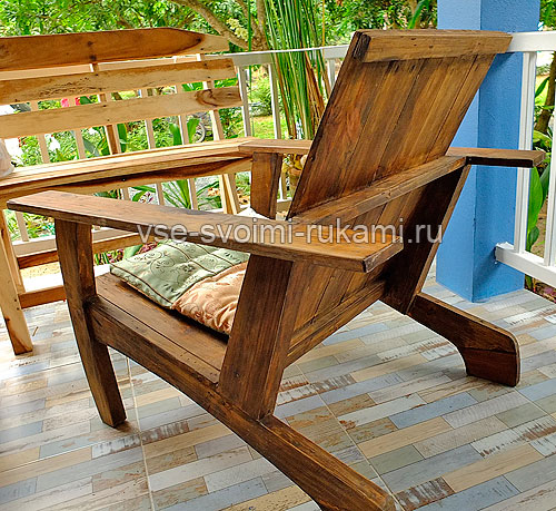 Кресло деревянное - вид сзади